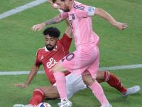 开云官方app入口-梅西助攻带球突破，巴萨轻松杀进