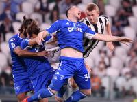 开云体育下载-恩波利教练组展开技战术讨论，备战下一轮比赛的简单介绍