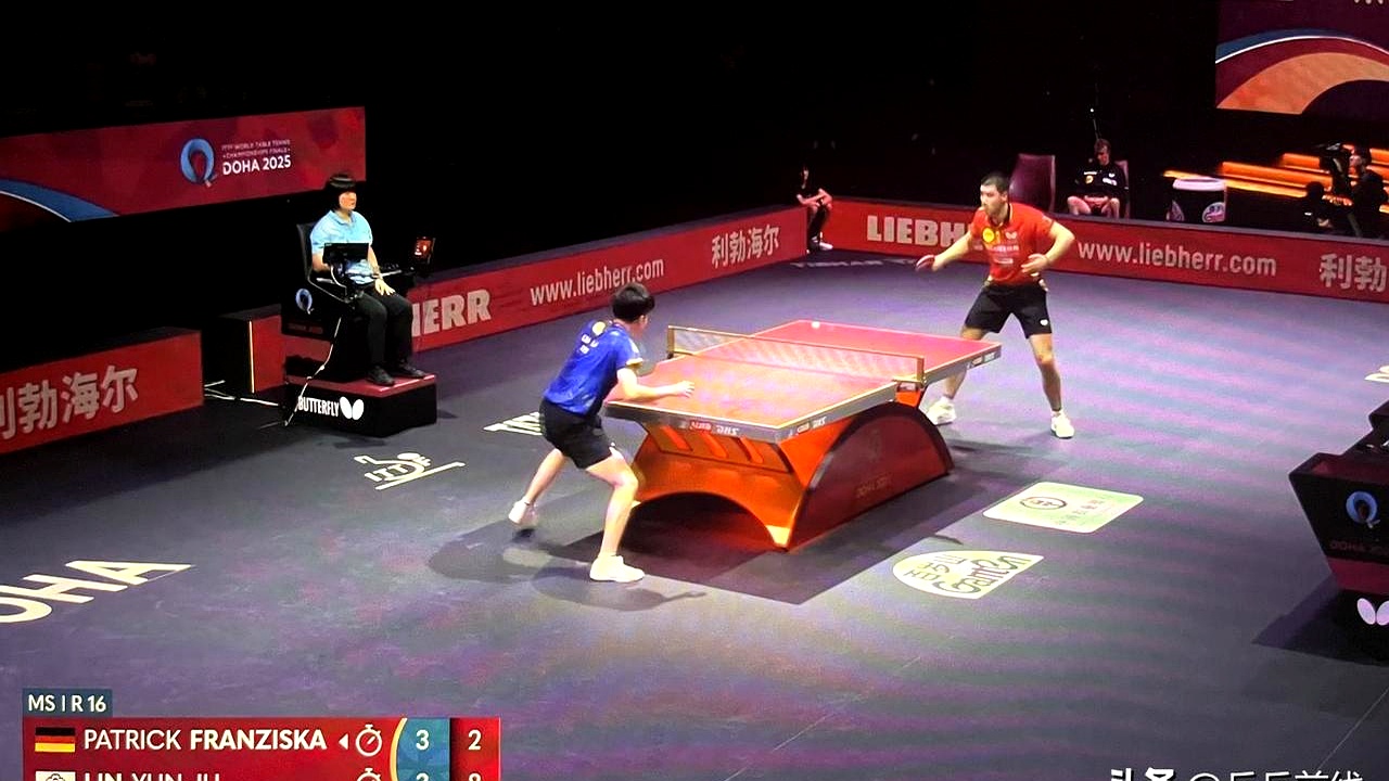 比赛过程中,球员们相互协作,打出了精彩的比赛 比赛过程中,球员们相互协作,打出了精彩的比赛