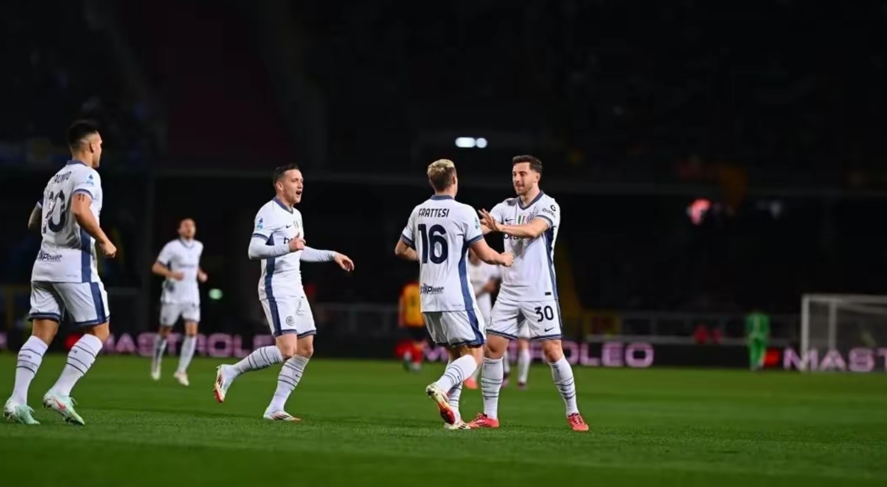 关于罗马球迷闹场事件，意甲风波不断，联赛形势动荡的信息