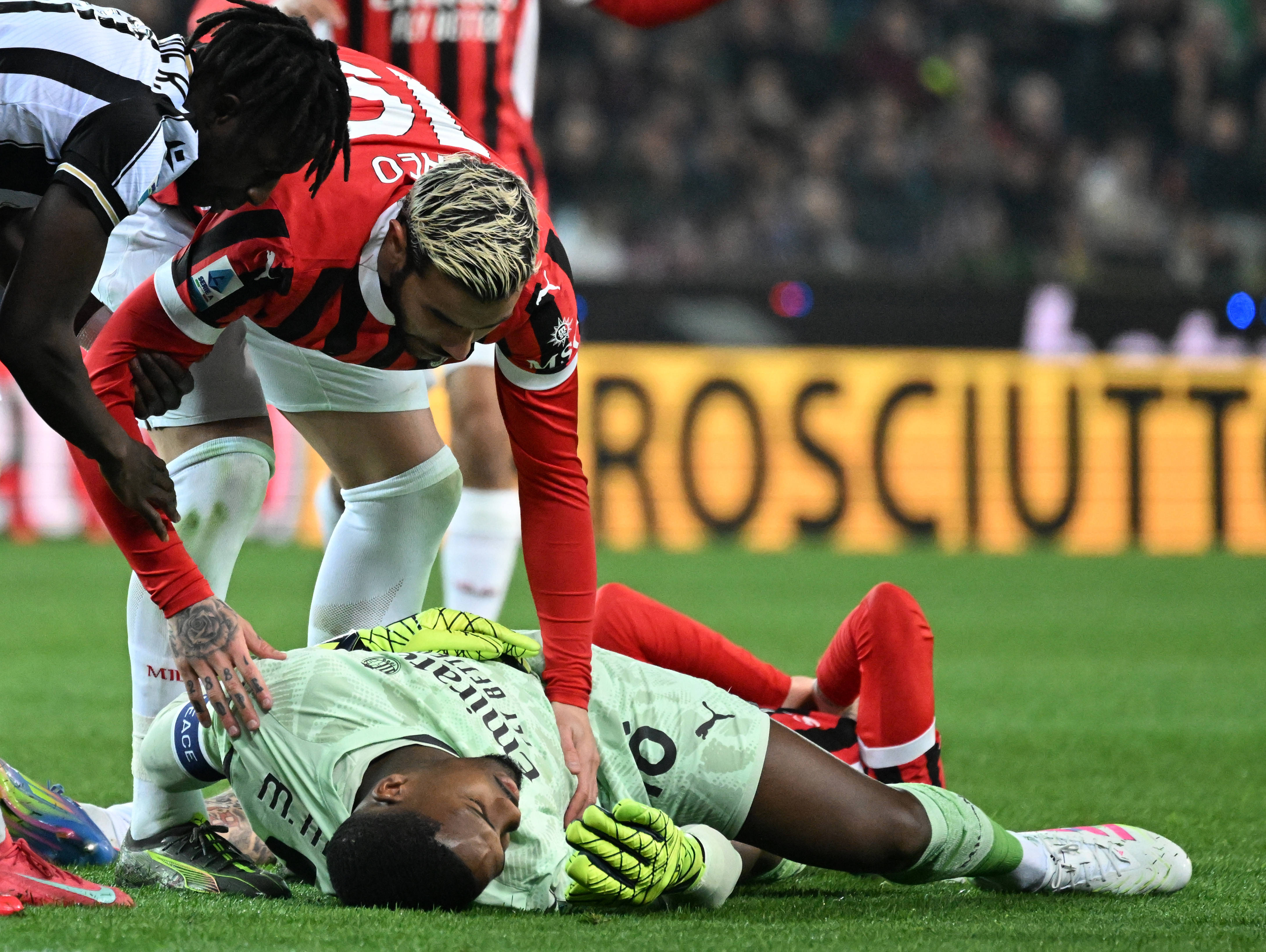 关于罗马球迷闹场事件，意甲风波不断，联赛形势动荡的信息