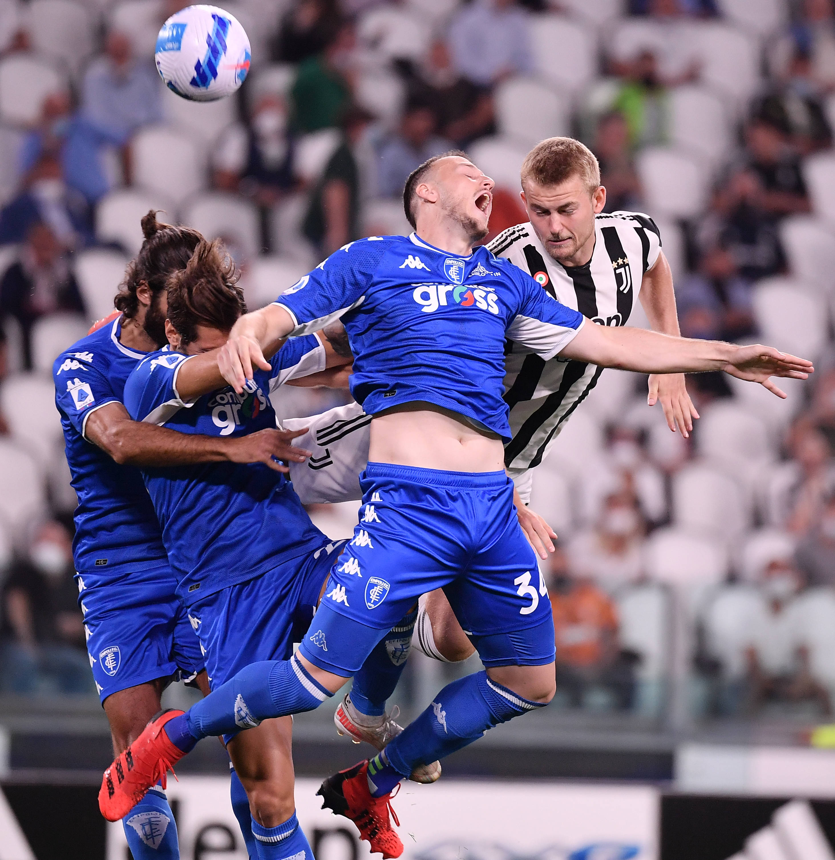 恩波利教练组展开技战术讨论,备战下一轮比赛的简单介绍 恩波利教练组展开技战术讨论,备战下一轮比赛的简单介绍