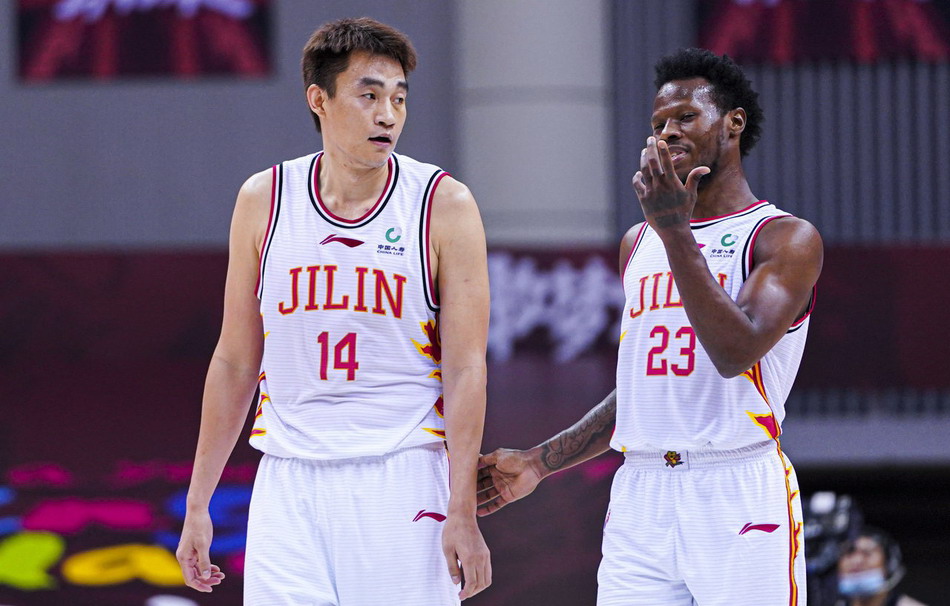 包含云南男篮客场大胜，迅速攀升积分榜的词条