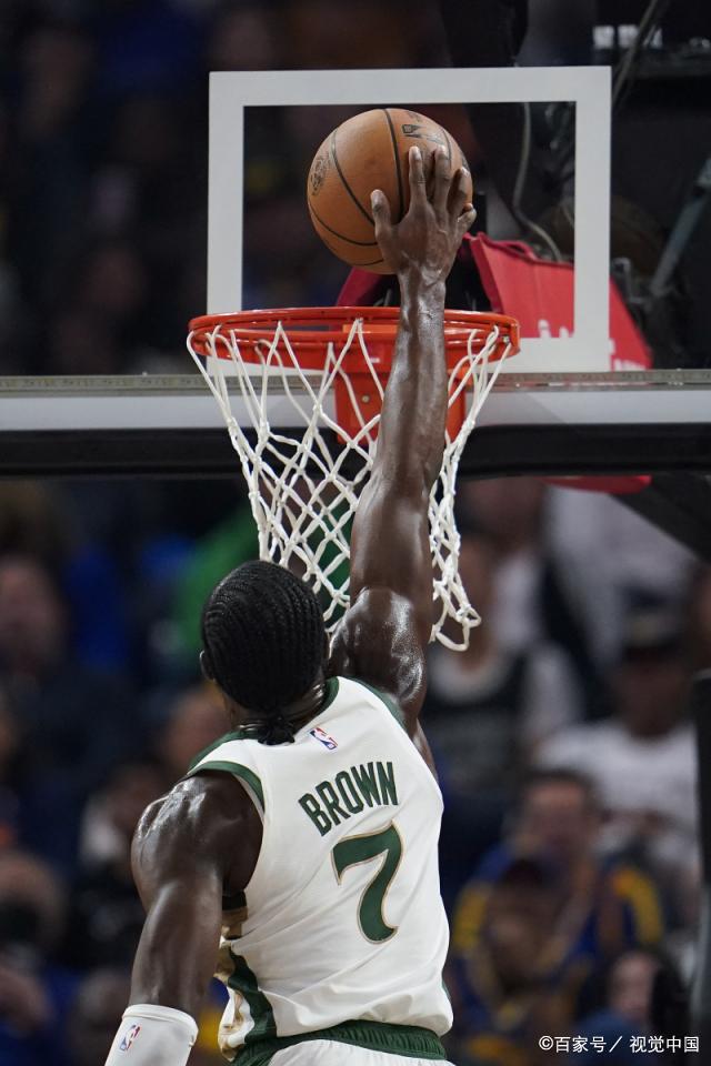 凯尔特人队在主场取得连胜,主场作战氛围浓厚 凯尔特人队在主场取得连胜,主场作战氛围浓厚