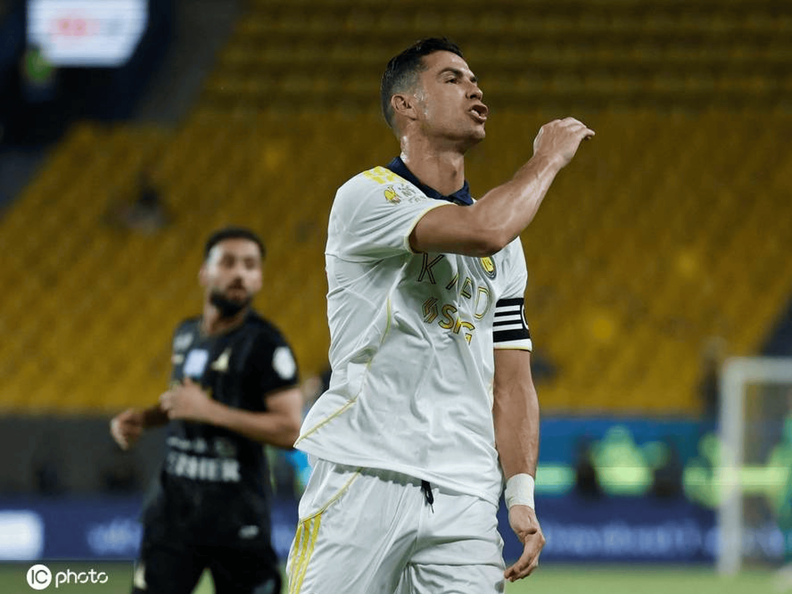 一位球员在热门比赛中取得关键进球，成为焦点