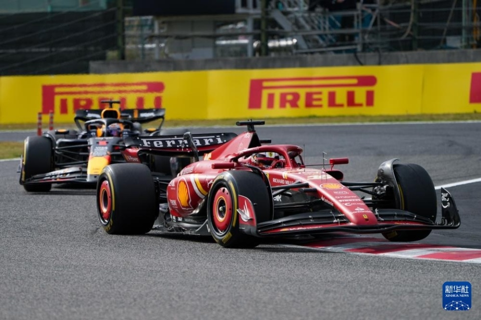 包含梅赛德斯险胜索伯车队，佩雷兹统治全场的词条