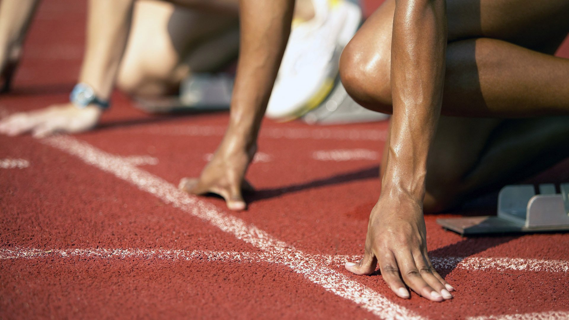 梅赛德斯翻盘阿斯顿马丁,勒克莱尔点燃赛场,一场策略与勇气的胜利